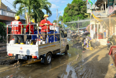 PENYEMPROTAN DISINFEKTAN di LOKASI BANJIR