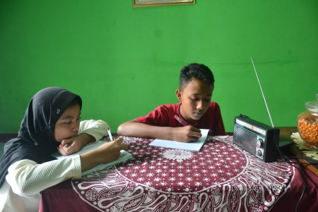 PEMBELAJARAN LEWAT RADIO
