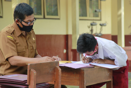 MENGAMBIL SURAT KELULUSAN 