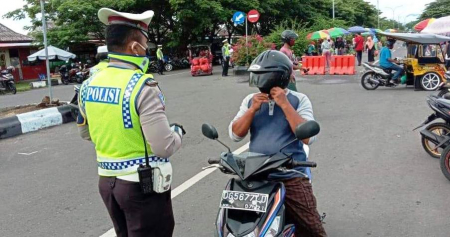 TIDAK MEMASANG TALI HELM