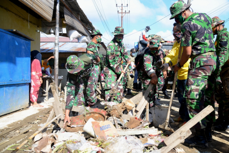 TIM GABUNGAN PEMBERSIHAN SAMPAH BANJIR