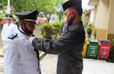 BANTU MEMAKAIKAN DASI
