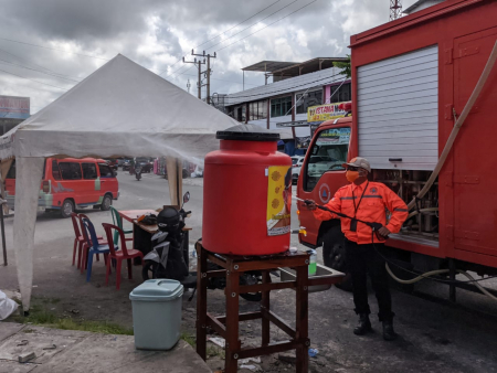  SEMPROT DISINFEKTAN PADA TENDA POS PANTAU