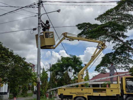 PERBAIKI PENERANGAN JALAN UMUM