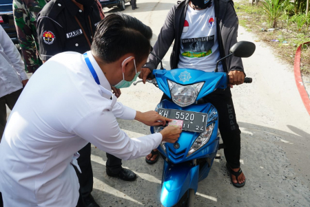 PASANG STIKER TANDA PENGENAL WARGA