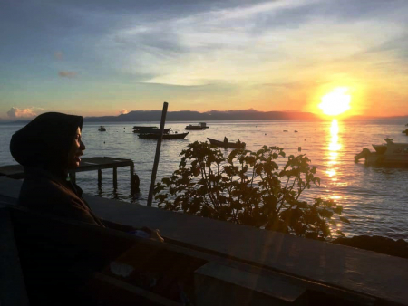 MENIKMATI SENJA