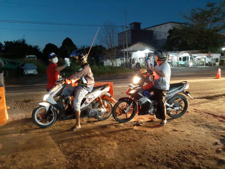ANTRI PEMERIKSAAN SUHU TUBUH