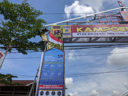 PASANG BALIHO di GAPURA KAMPUNG TANGGUH
