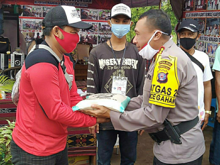 MENYERAHKAN PAKET SEMBAKO