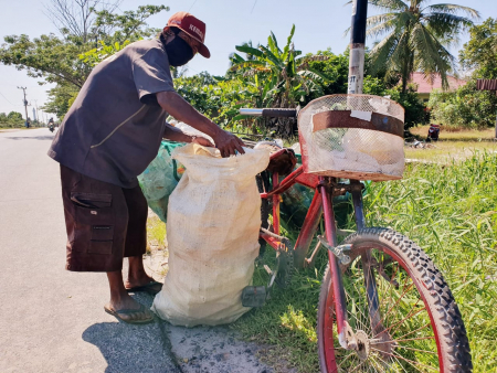KUMPULKAN BOTOL PLASTIK