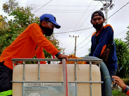 MENGISI CAIRAN DISINFEKTAN