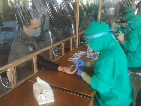 PENGAMBILAN SAMPEL DARAH LEWAT BILIK PLASTIK