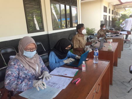 MENCOCOKKAN DATA PENERIMA BST