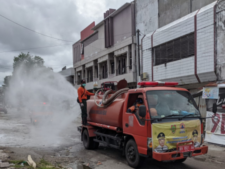 SEMPROT DISINFEKTAN di PASAR BESAR