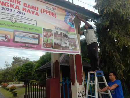 PASANG SPANDUK PENERIMAAN MURID BARU