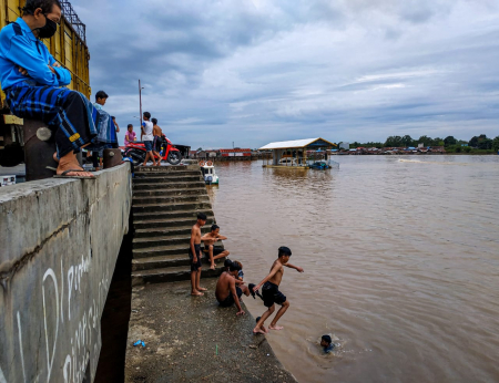 BERENANG di SUNGAI KAHAYAN