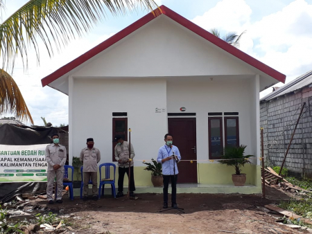 PENYERAHAN RUMAH LAYAK HUNI