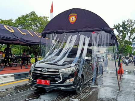 MOBIL MELINTASI BILIK DISINFEKTAN