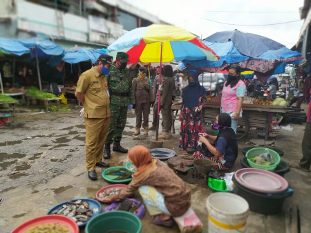 MEMANTAU HARGA SEMBAKO DI PASAR