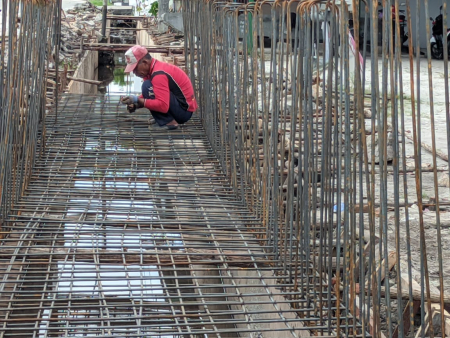 MENGIKAT BESI GELAGAR PARIT