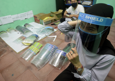 MAHASISWA PRODUKSI PELINDUNG WAJAH