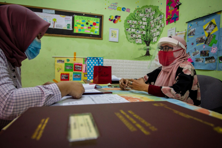 PEMBAGIAN RAPOR DENGAN PROTOKOL KESEHATAN