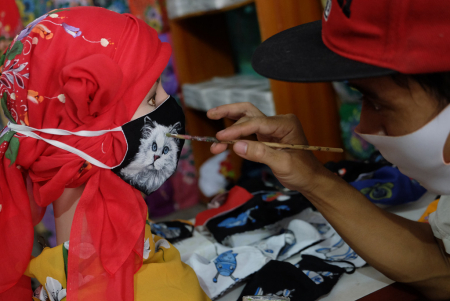 PRODUKSI MASKER KAIN LUKIS YANG TEMBUS AMERIKA SERIKAT