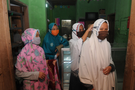 SANTRI KEMBALI KE PONDOK PESANTREN