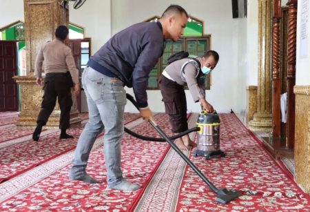 GOTONG ROYONG MEMBERSIHKAN RUMAH IBADAH