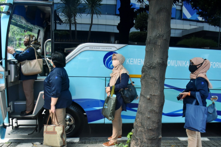 ANTRI NAIK BUS JEMPUTAN