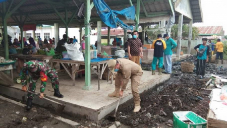 GOTONG ROYONG BERSIHKAN PASAR