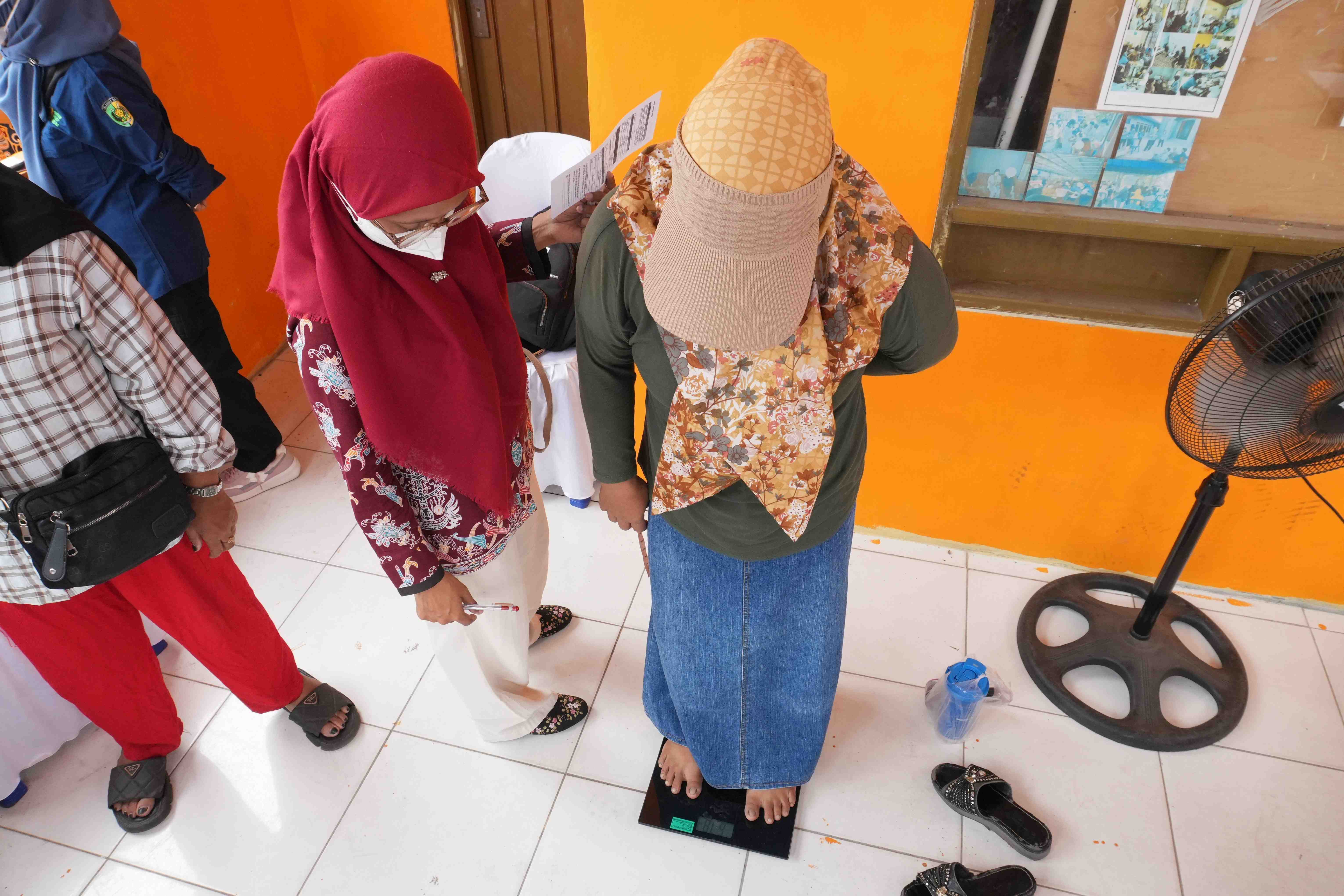 TIMBANG BERAT BADAN WARGA