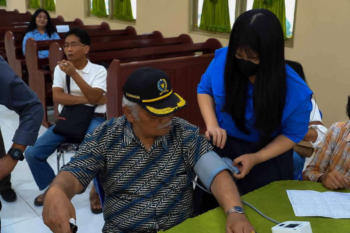 PERIKSA TEKANAN DARAH JEMAAT