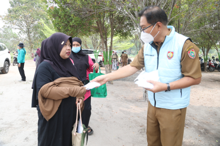 PEMBERIAN MASKER DAN VITAMIN