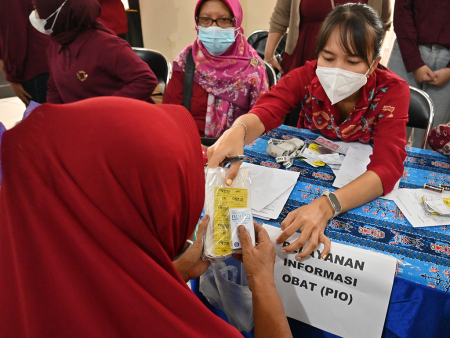 SERAHKAN OBAT-OBATAN DAN VITAMIN