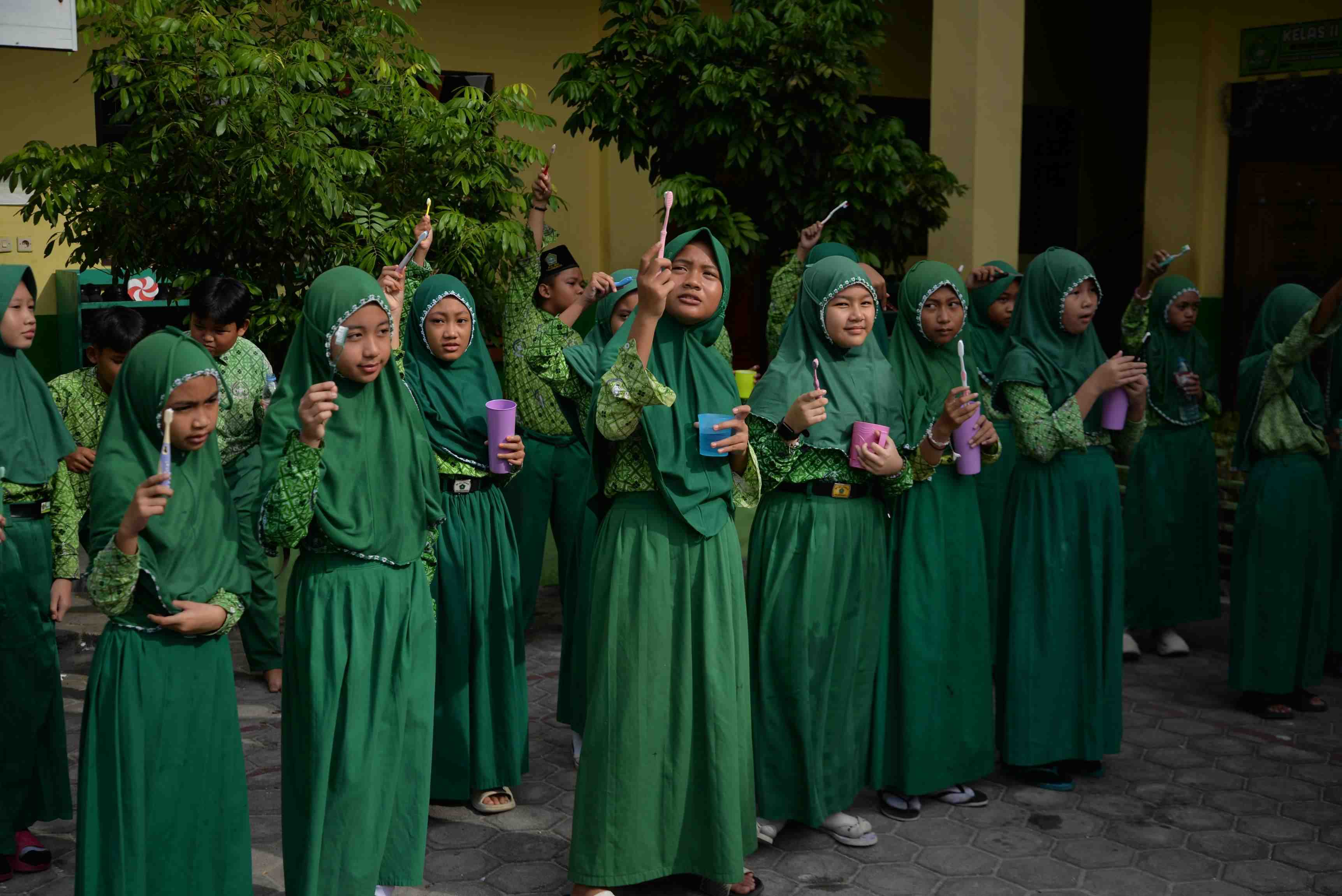 TUNJUKKAN PERALATAN GOSOK GIGI