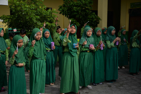 TUNJUKKAN PERALATAN GOSOK GIGI