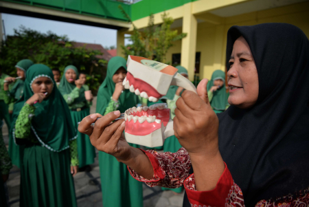 EDUKASI KESEHATAN GIGI DAN MULUT 
