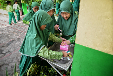 BERSIHKAN PERALATAN SIKAT GIGI 