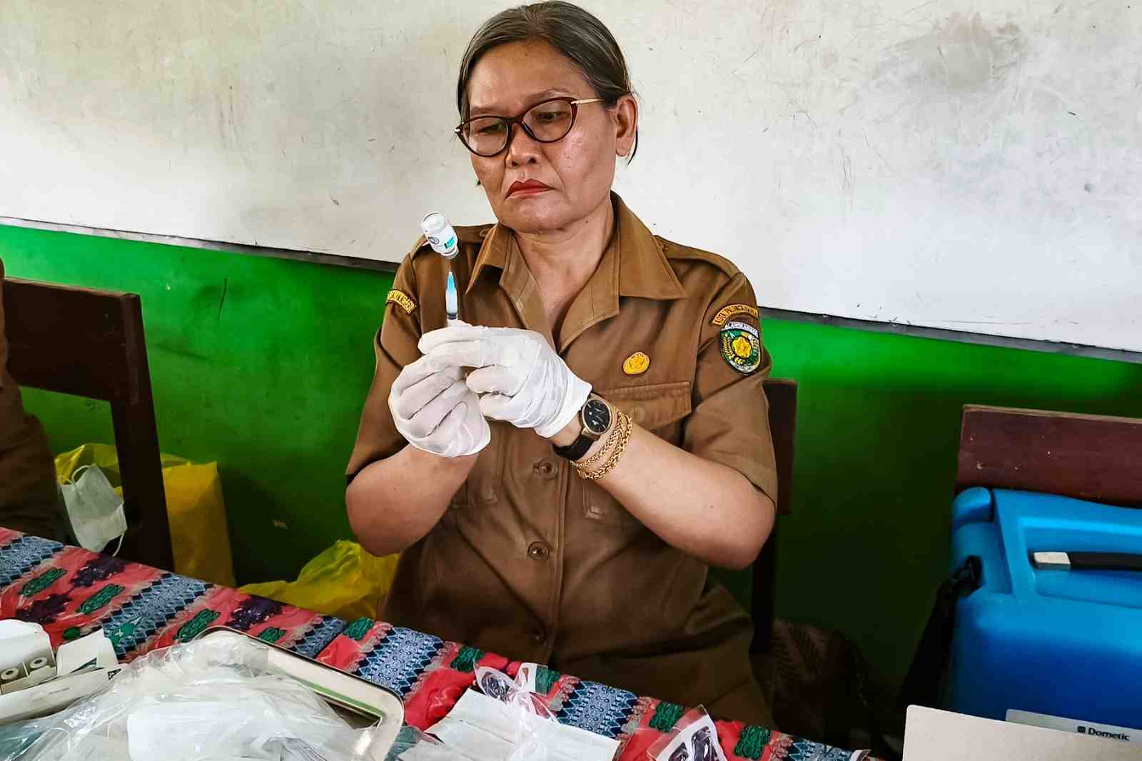 AMBIL VAKSIN DARI AMPUL 