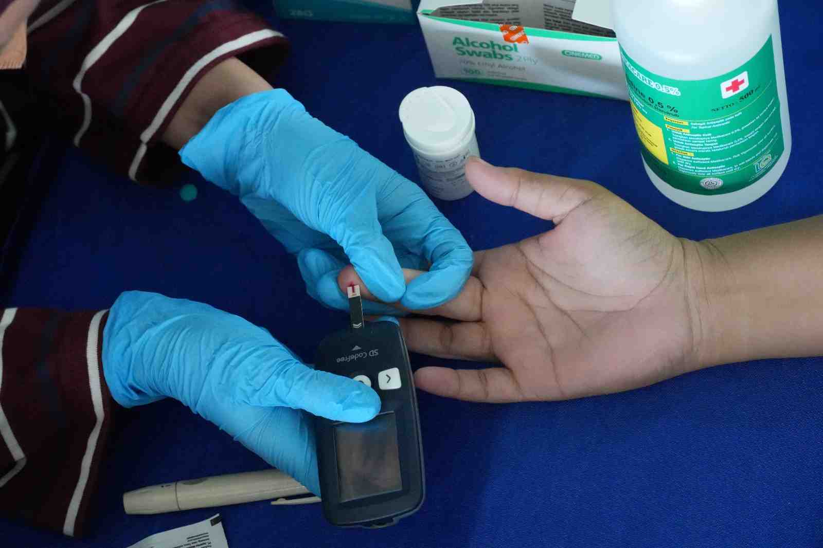 PERIKSA GULA DARAH WARGA