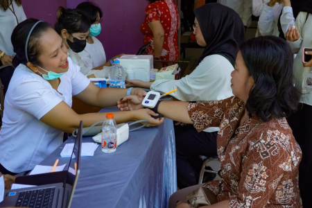 PERIKSA TEKANAN DARAH WARGA