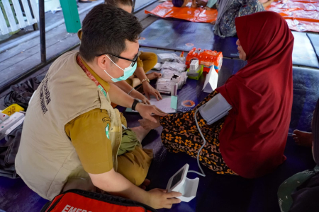 PERIKSA TEKANAN DARAH KORBAN KEBAKARAN