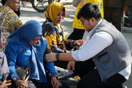 PERIKSA TEKANAN DARAH PESERTA UPACARA