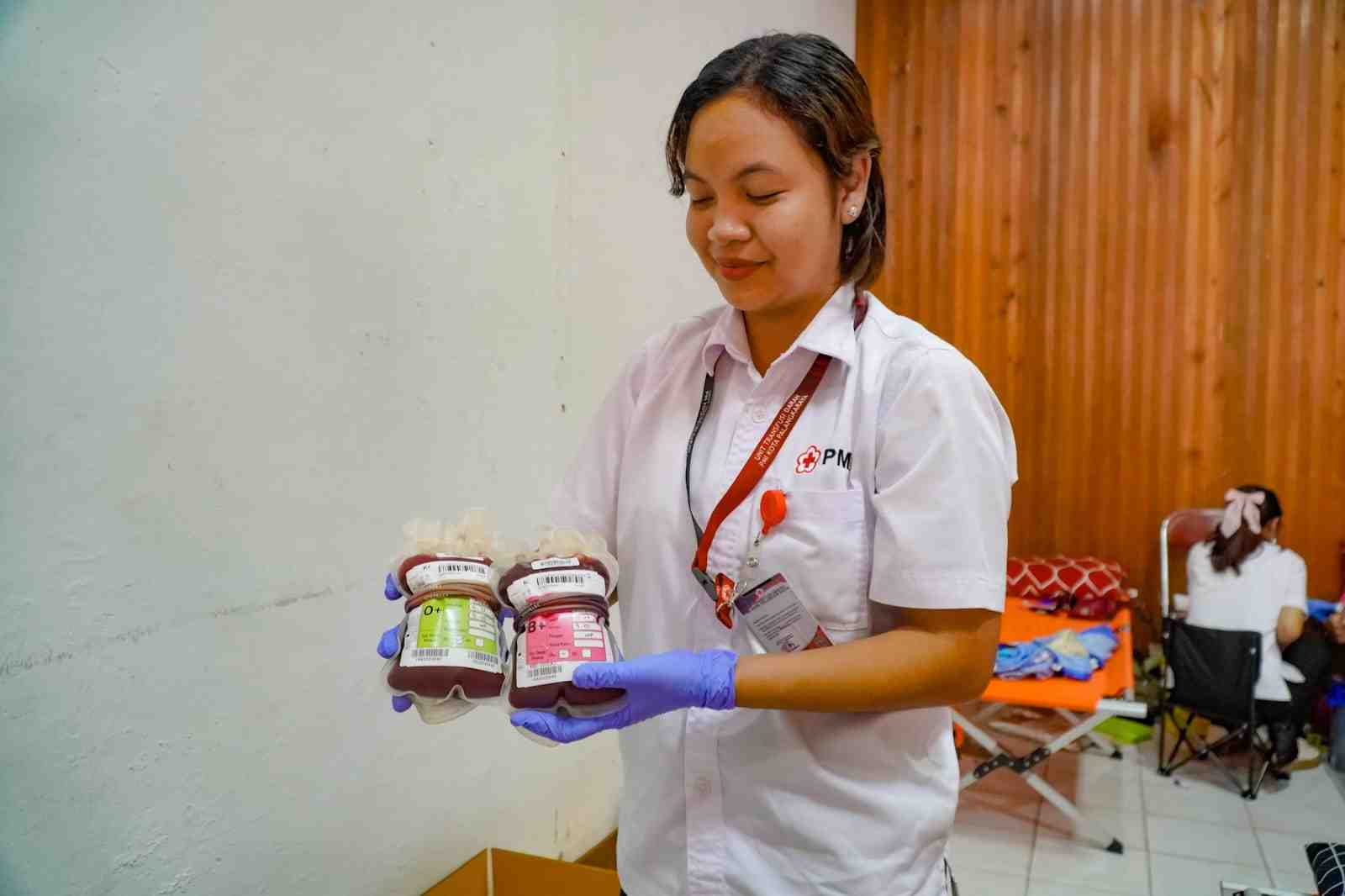 TUNJUKAN KANTONG DARAH