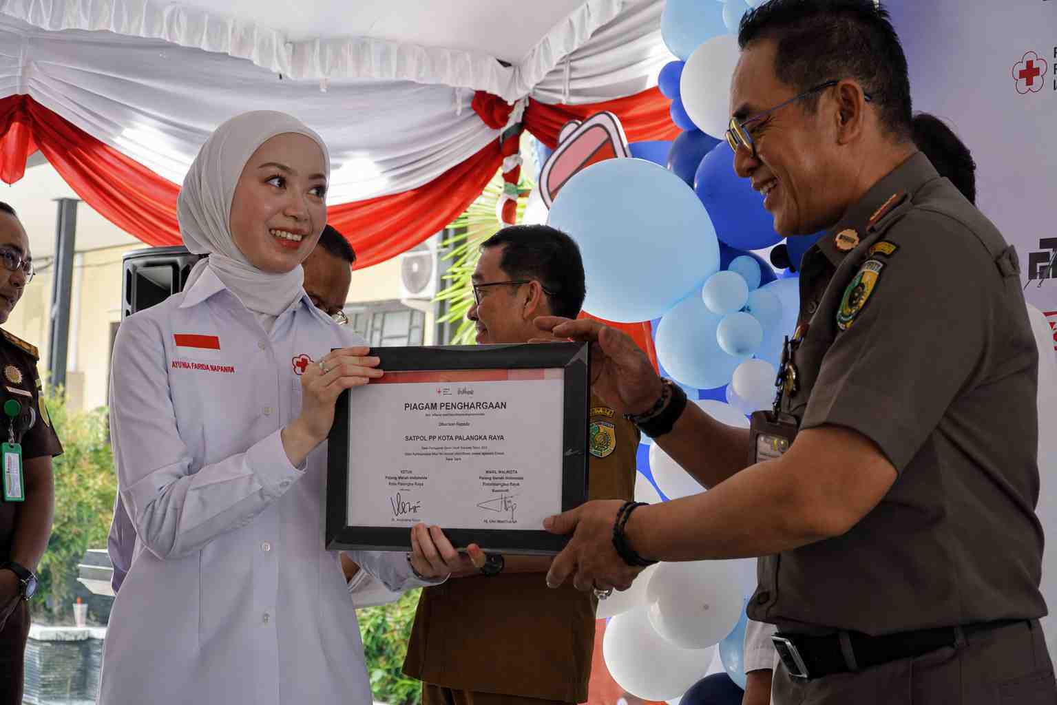 SERAHKAN PIAGAM PENGHARGAAN DONOR DARAH