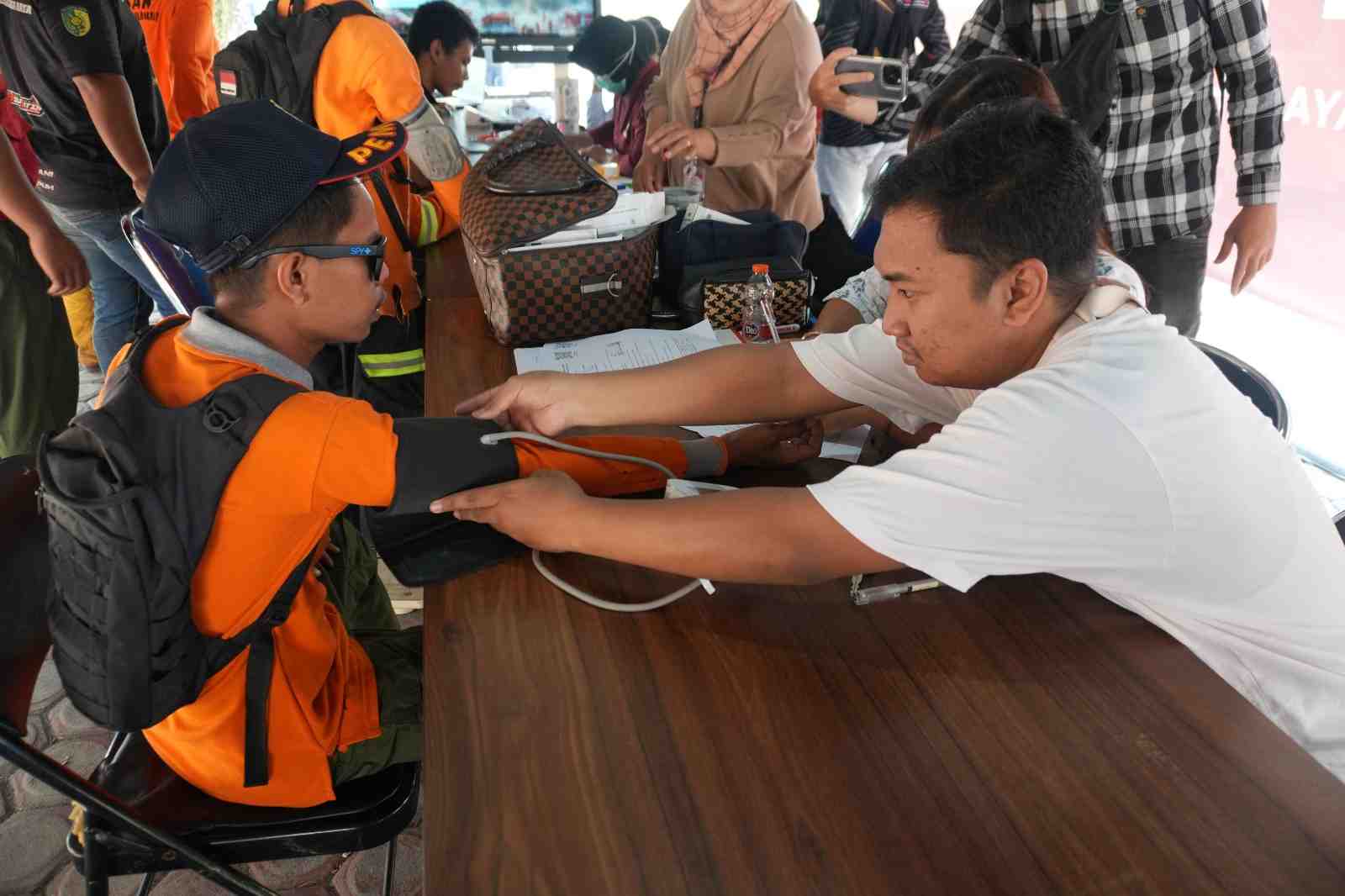 PERIKSA TEKANAN DARAH SATGAS KARHUTLA