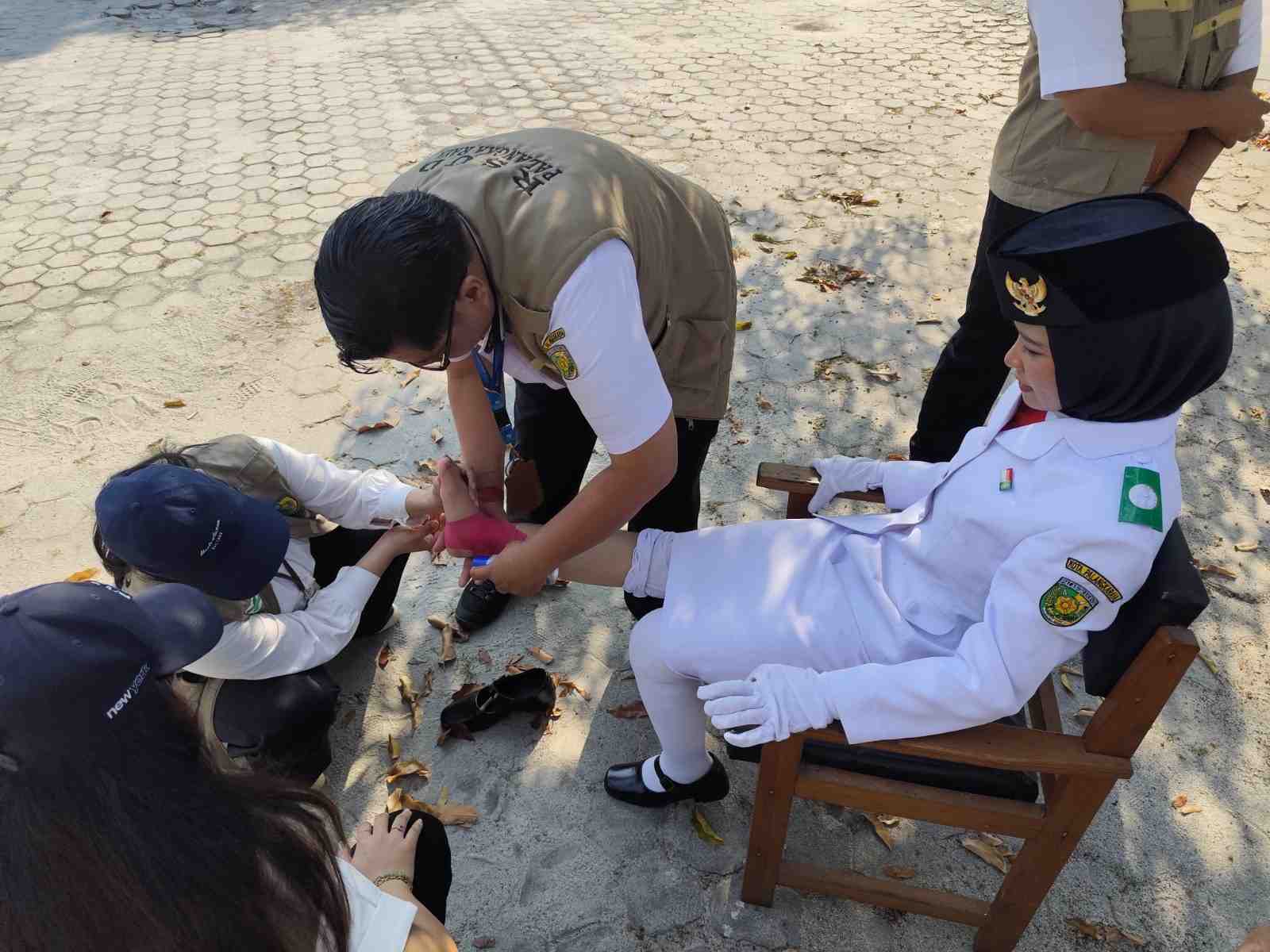 BERIKAN PERTOLONGAN PERTAMA