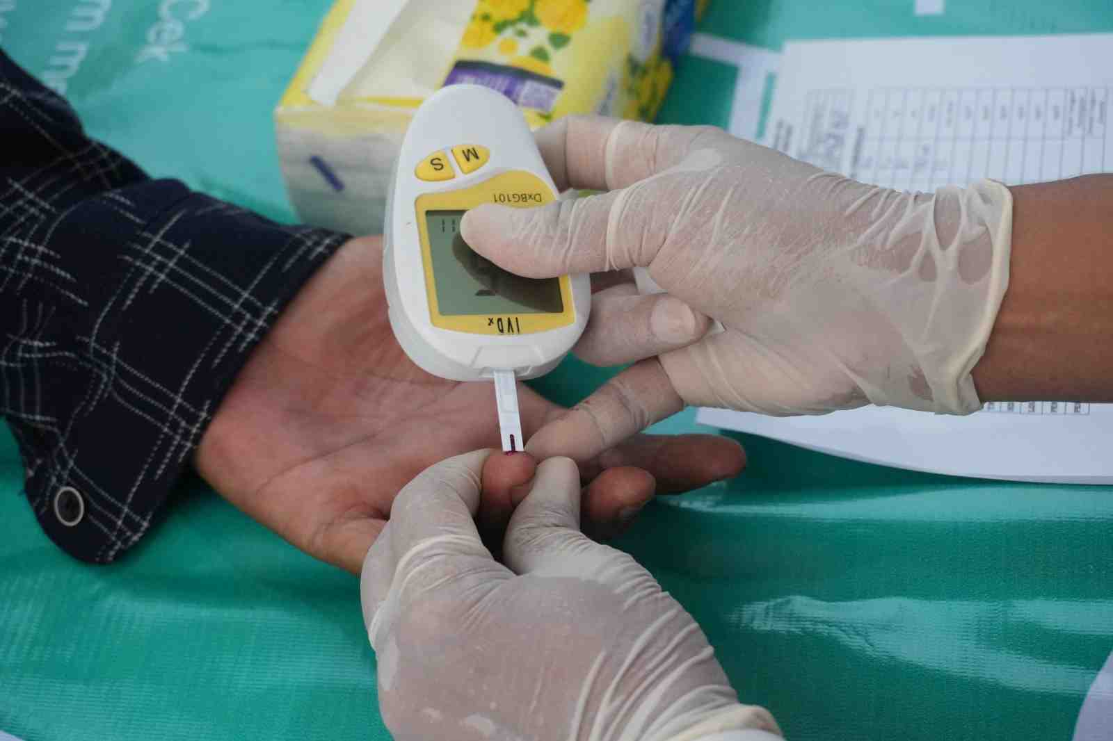 PERIKSA GULA DARAH WARGA