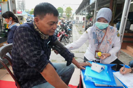 PERIKSA TEKANAN DARAH WARGA
